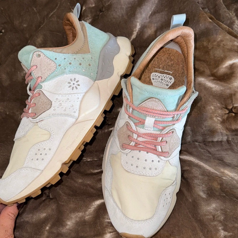 FLOWER MOUNTAIN WOMENS TENNIS SHOES SIZE women’s 9